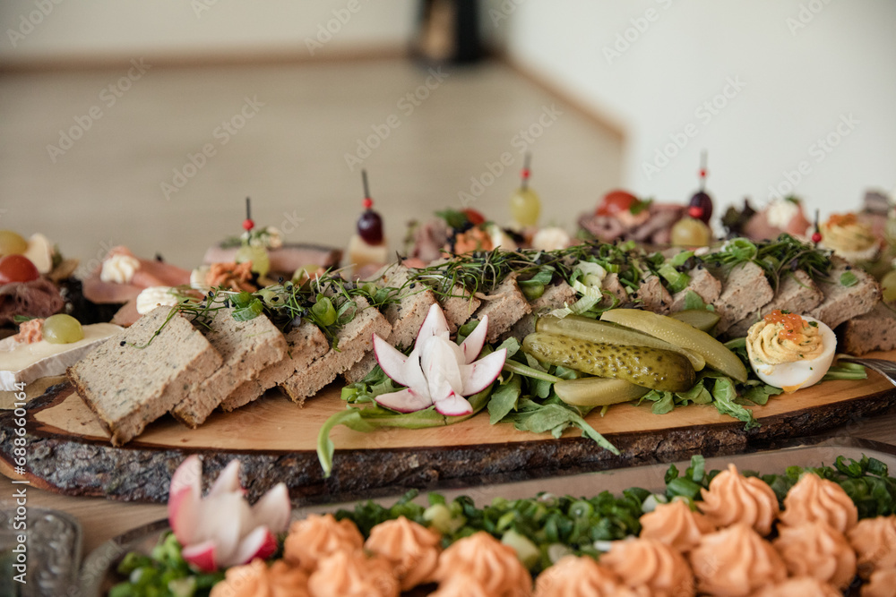 Fleischpastete für Hochzeitsbuffet auf Holzscheibe Fleischpastete für Hochzeitsbuffet auf Holzscheibe