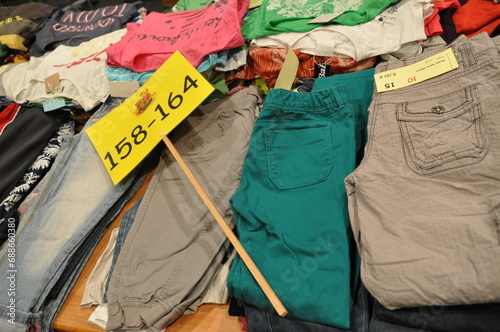 Kleiderbörse für Kinderkleidung mit vielen Hosen und anderer Bekleidung photo