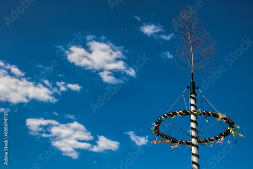 zerbst, deutschland - maibaum auf dem marktplatz mit textfreiraum