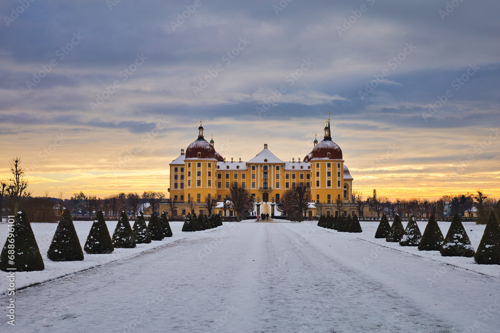 Obraz premium Barockschloss Schloss Moritzburg bei Dresden - Wasserschloss - Jagdschloss - Barock - Moritzburg Castle - Saxony, Germany, Europe - High quality photo