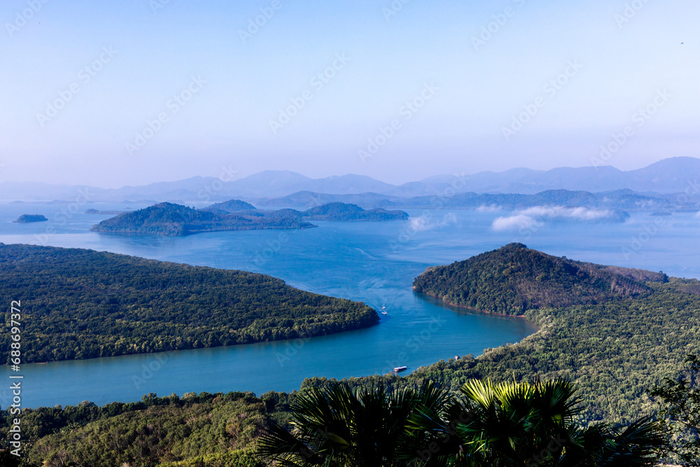 Obraz premium High-angle natural background from a vantage point, overlooking the sun's rays blurred in the morning in the middle of the sea, is a beautiful glowing golden light of nature that can't be seen much.