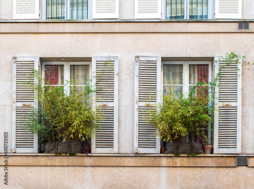 fenêtres à persiennes, immeuble ancien, Paris, France © PhotoLoren
