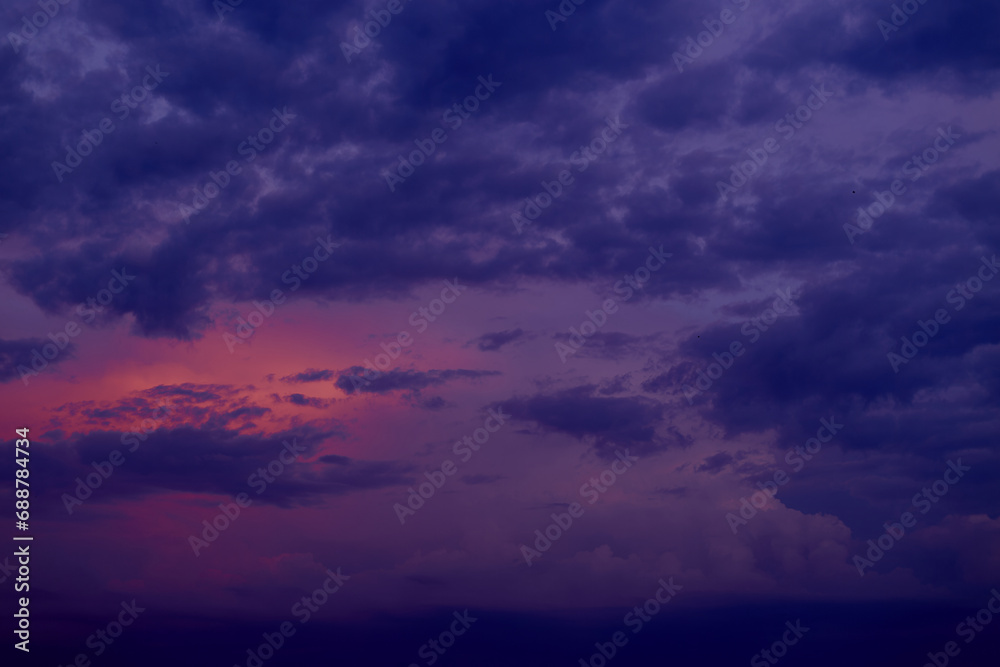 Obraz premium Evening blue sky with clouds