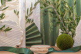 Arrière-plan vert et blanc avec présentoir pour des produits avec un rendu 3 D. Plate-forme vide avec podium pour cosmétique, bijoux, maquette ou autres objets.	