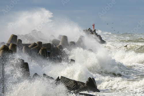Konstfotografi Big wave breaking on breakwater on Liepaja harbor