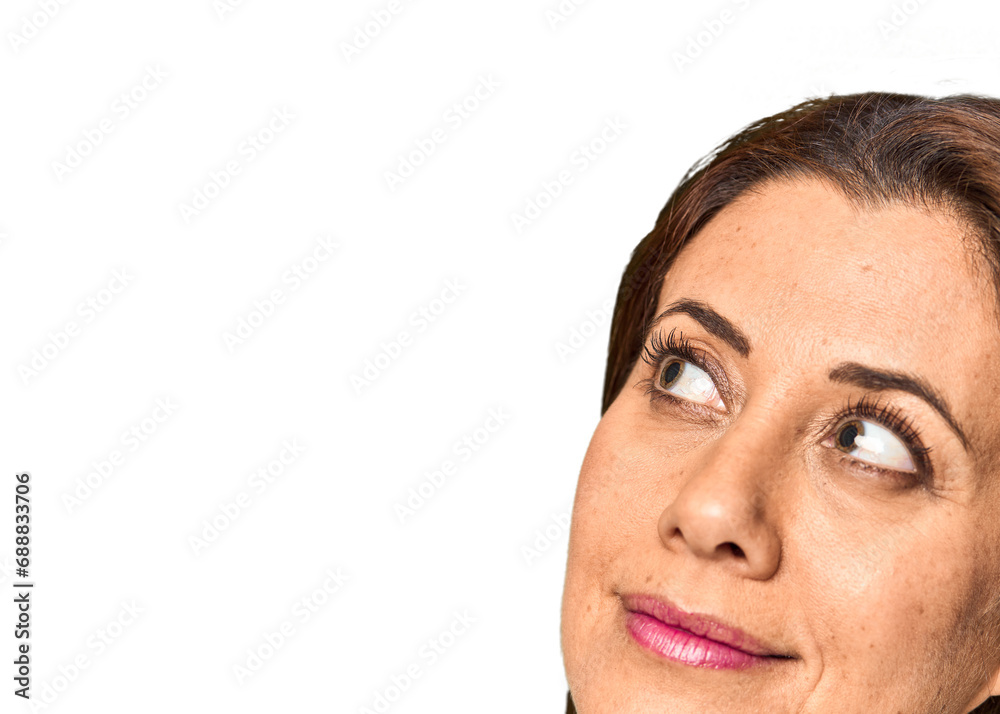 Obraz premium Smiling woman looking aside in studio portrait