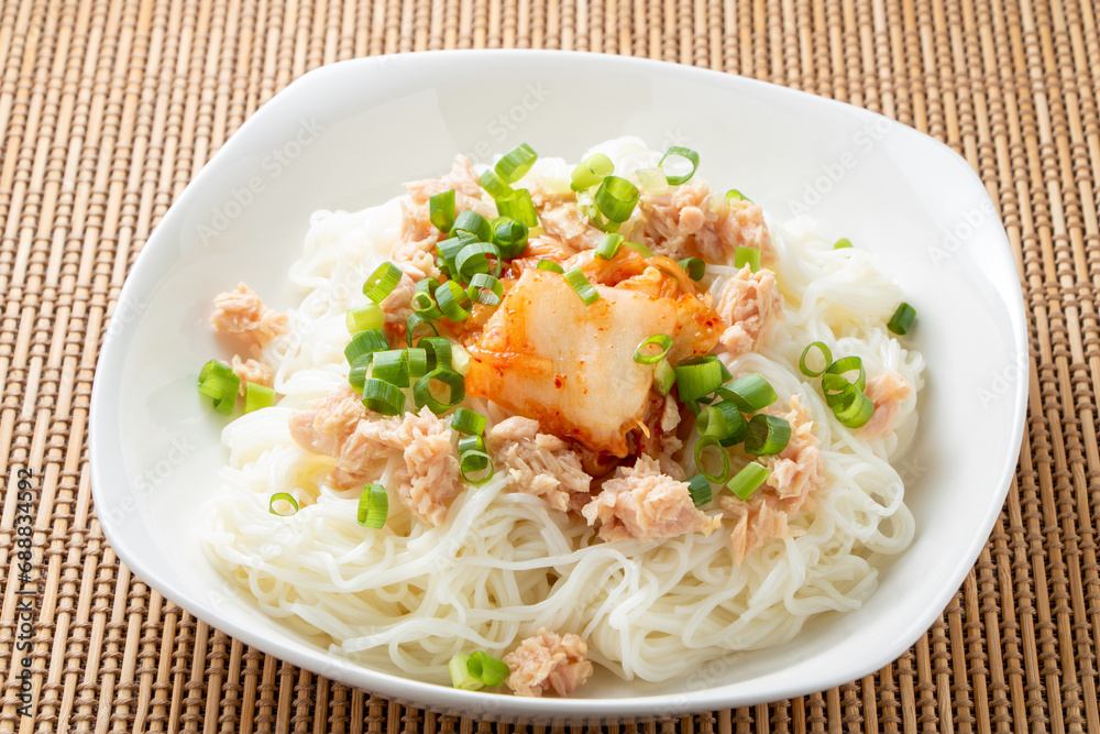 キムチとツナのぶっかけそうめん。
キムチとツナのぶっかけそうめん。