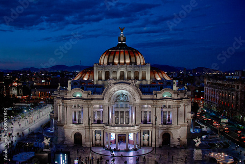 El Monumento a la Revolución es una obra arquitectónica y un mausoleo dedicado a la conmemoración de la Revolución mexican