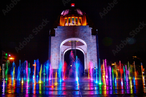 El Monumento a la Revolución es una obra arquitectónica y un mausoleo dedicado a la conmemoración de la Revolución mexican photo