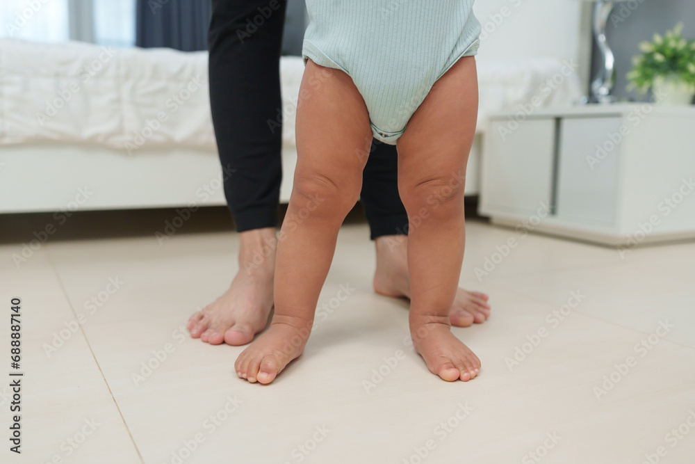 Valokuva close up leg of infant baby walking with mother helping