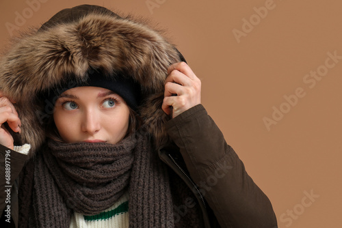 Frozen young woman in winte...