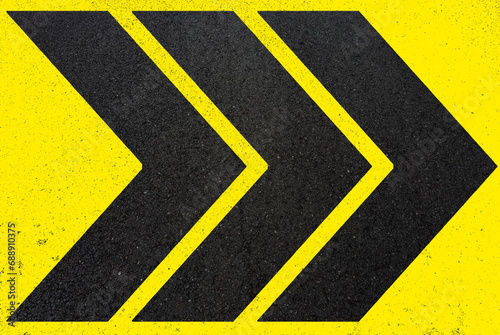 Chevrons noirs sur asphalte peint en jaune © Unclesam