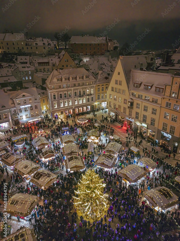 Obraz na płótnie The Christmas market in Tallinn's old town townhall square, Raekoja Plats. w salonie