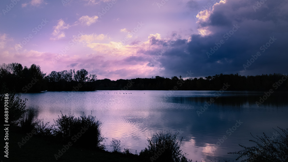 Lever de soleil sur le lac du parc de la Lère à Caussade avec de magnifiques couleurs mauves