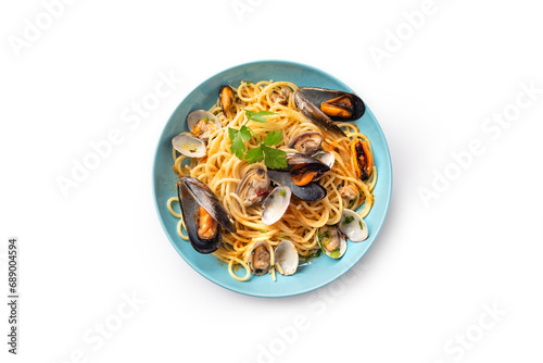 Piatto di deliziosi spaghetti conditi con frutti di mare e bottarga, visto dall'alto e isolato su fondo bianco, cibo italiano, cucina mediterranea 