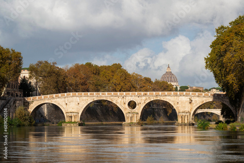 Wall Mural Pont à arches sur le Tibre à Rome