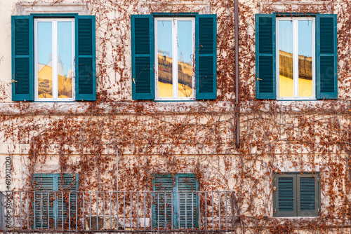 Façade d'un immeuble sur la Place Navone à Rome photo