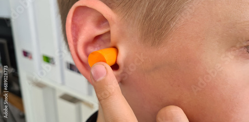 Foto Earplugs are inserted into child ear concept