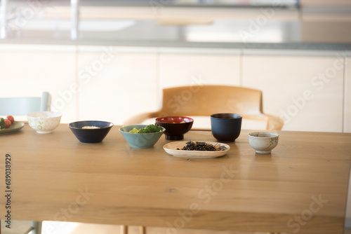 ダイニングテーブルに置かれた和食の人無し食事 日本の朝ごはん