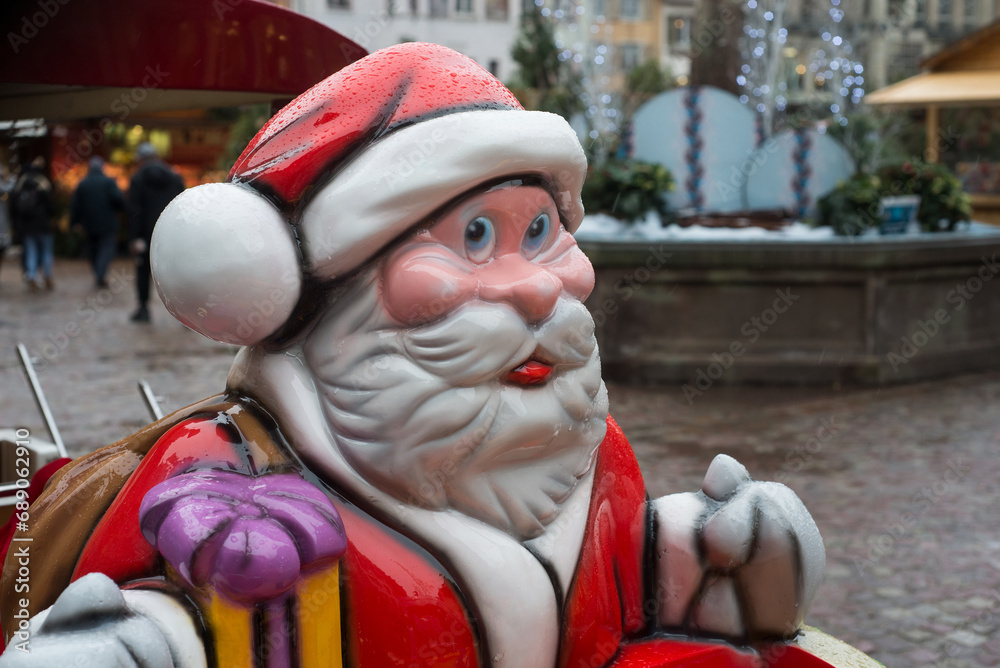 Φωτογραφία Closeup of santa claus for the christmas decoration at the christmas market
