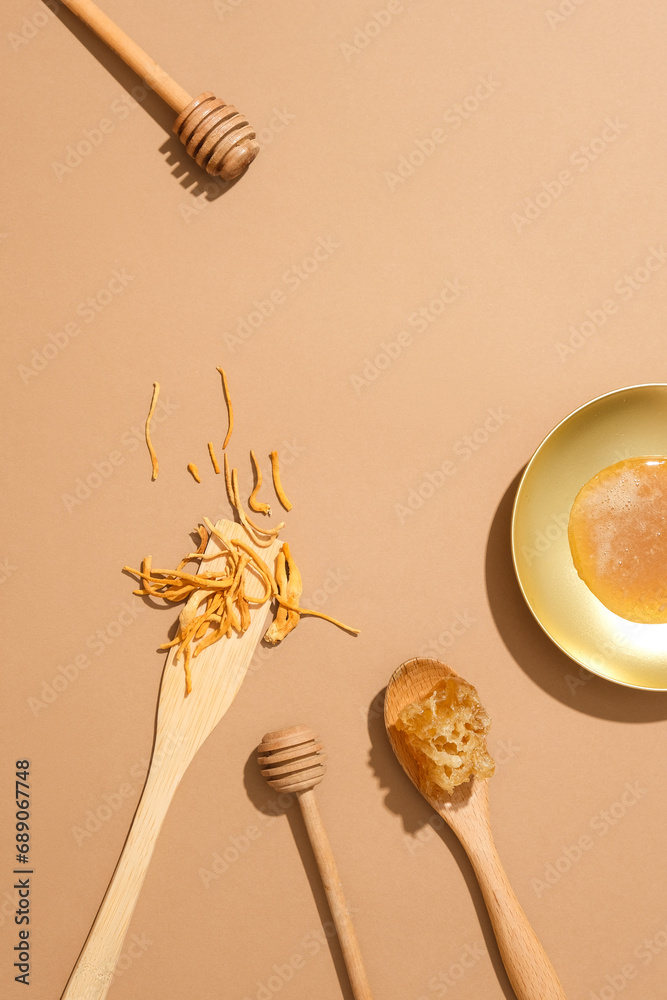 Φωτογραφία Beige background featured a dish of honey, beeswax, cordyceps and two honey dripping