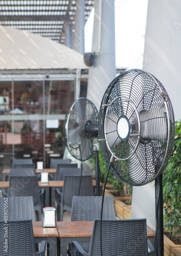Obraz na płótnie Water Vapour Mist Fan splashing vaporized water at terrace restaurant w salonie