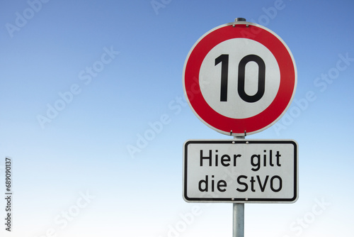 Foto Verkehrsschild, Tempo-10-Zone, Hier gilt StVO