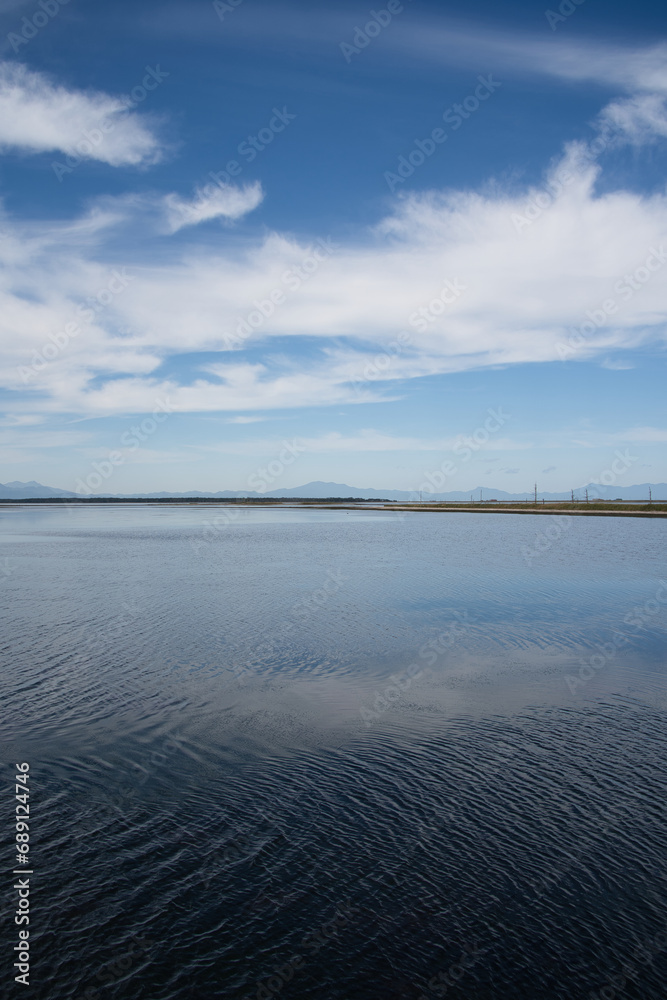 野付半島のトドワラ探勝線歩道の青空と水平線