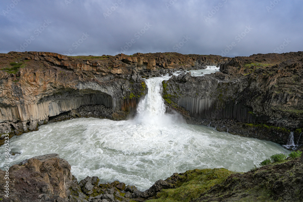Wasserfall Aldeyarfoss im Sommer in Island