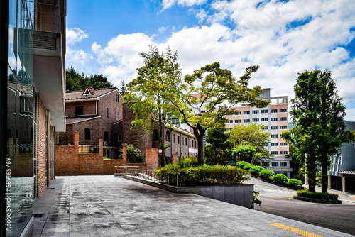釜山カトリック大学の外国人学生の為の寄宿舎、講義室、休憩室、校庭等の情景