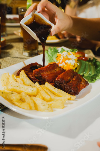 Costillas bbq con papas y ensalada