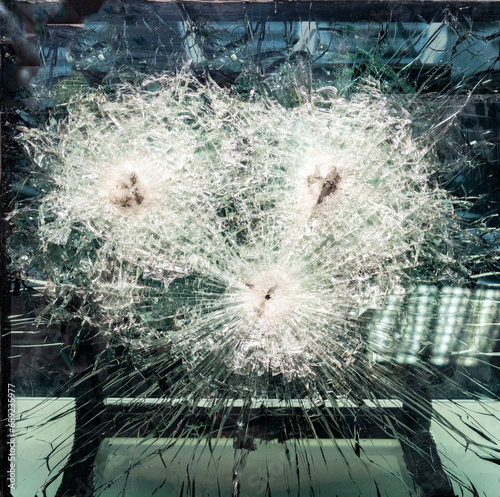 Quadro em tela Cracked bulletproof glass with a high level of protection