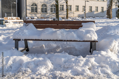 Bank in einem Park stark mit Schnee bedeckt - Eingeschneit © Harald Schindler