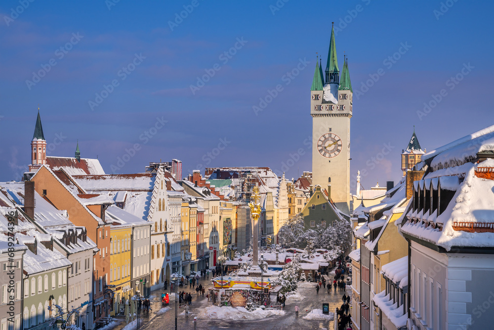 Stadtturm Straubing mir Blick auf dem Stadtplatz und Christkindlmarkt im Winter