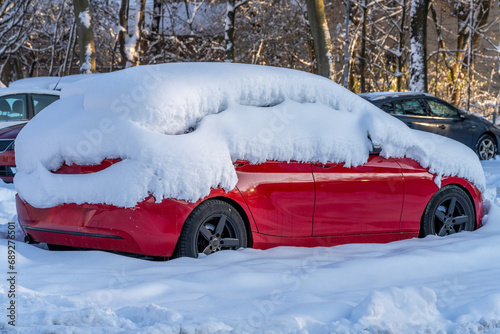 Auto im Winter mit Schnee bedeckt, Eingeschneit photo