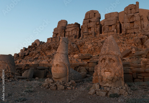 Tableau sur toile statues of heads of  Herekles  Apollo around the tomb of Commagene King Antochus