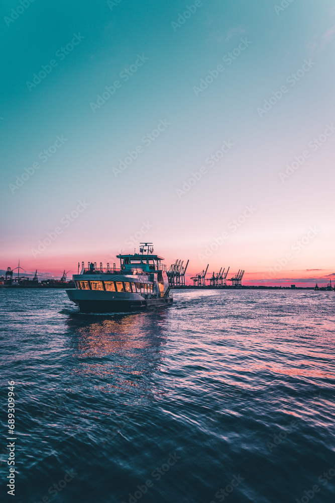 Schiff im Sonnenuntergang am Hamburger Hafen Schiff im Sonnenuntergang am Hamburger Hafen