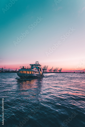 Schiff im Sonnenuntergang am Hamburger Hafen