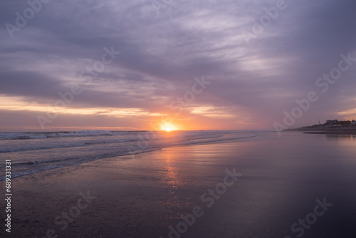 Hermoso paisaje de playa durante el atardecer