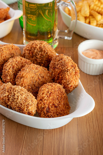 Disco de carne empanado e recheado com queijo
