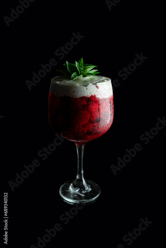 Gin com frutas vermelhas e espuma de gengibre photo