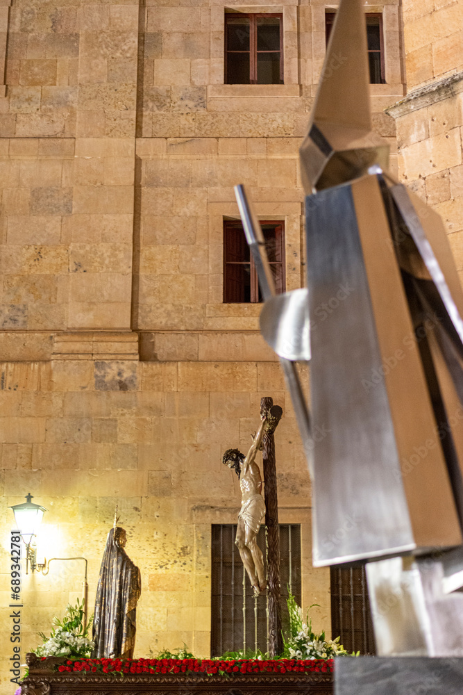 Obraz premium PROCESIÓN SEMANA SANTA SALAMANCA 2023 MARTES SANTO HERMANDAD UNIVERSITARIA DEL SANTÍSIMO CRISTO DE LA LUZ Y NUESTRA SEÑORA MADRE DE LA SABIDURÍA 