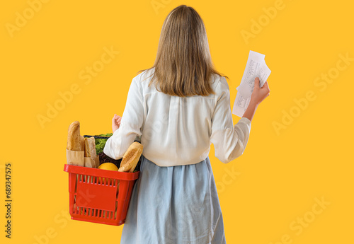 Young woman with shopping b...
