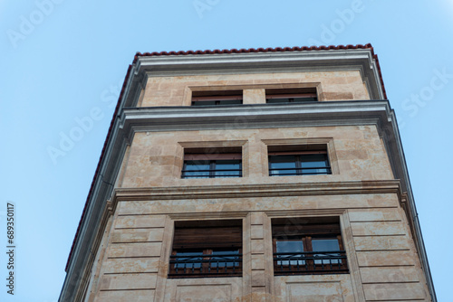 edificio pequeño moderno piedra