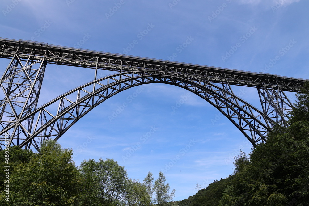 Blick auf die Müngstener Brücke, die höchste Eisenbahnbrücke Deutschlands bei Solingen in Nordrhein-Westfalen