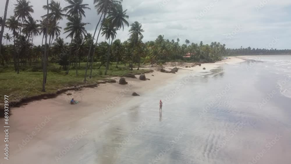 Vue aérienne panoramique d’une plage en bord de mer avec eau turquoise et bateau
