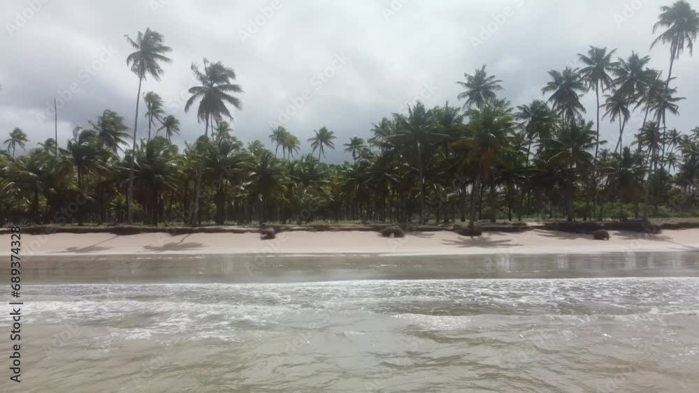 Vue aérienne panoramique d’une plage en bord de mer avec eau turquoise et bateau
