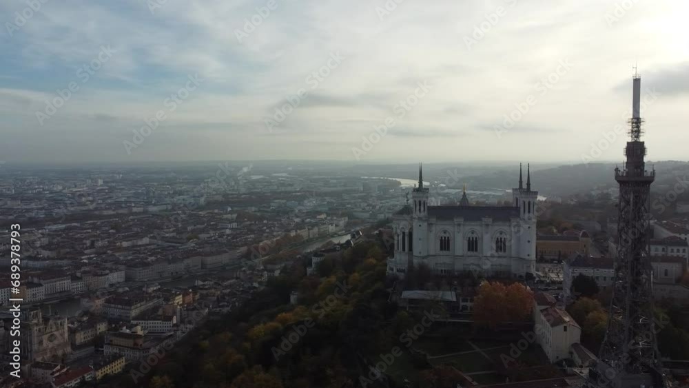 Vue aérienne panoramique de la Basilique Notre-Dame de Fourvière, tour métallique de Lyon, France
