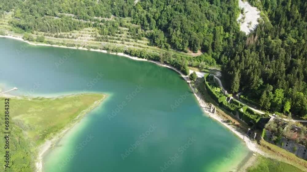 Vue aérienne panoramique d’une Glacières au bord du lac de Sylans dans