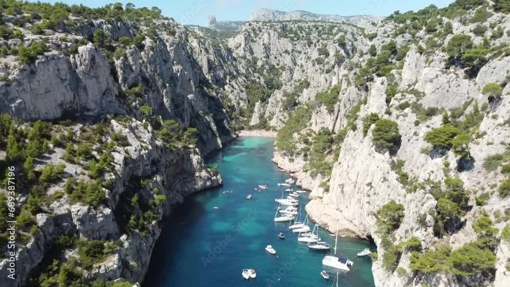 Vue aérienne panoramique du Parc national des Calanques sur la côte Méditerranée avec montagne en bord de mer, Marseille, Casis, France